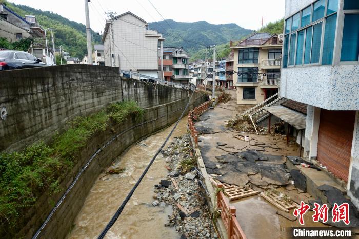 浙江杭州部分村庄房屋受损还有受损汽车“卡”在民房中间