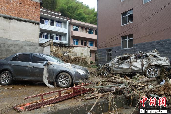 浙江杭州部分村庄房屋受损还有受损汽车“卡”在民房中间(图6)