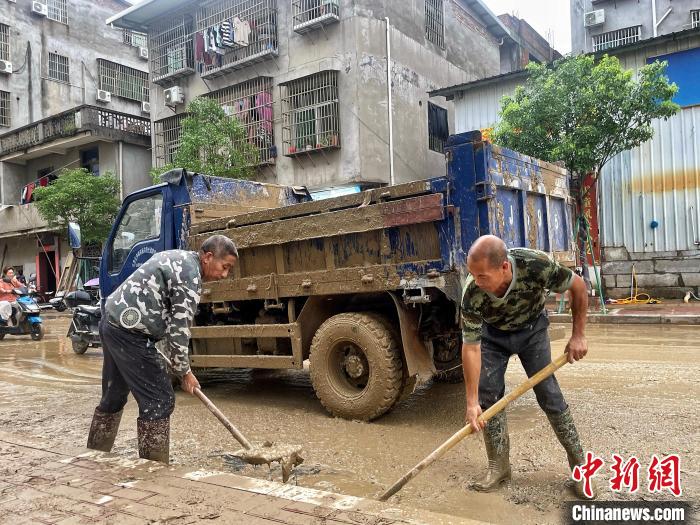 福建宁德一砂锅米线店积水退去受灾群众开始重建家园(图2)