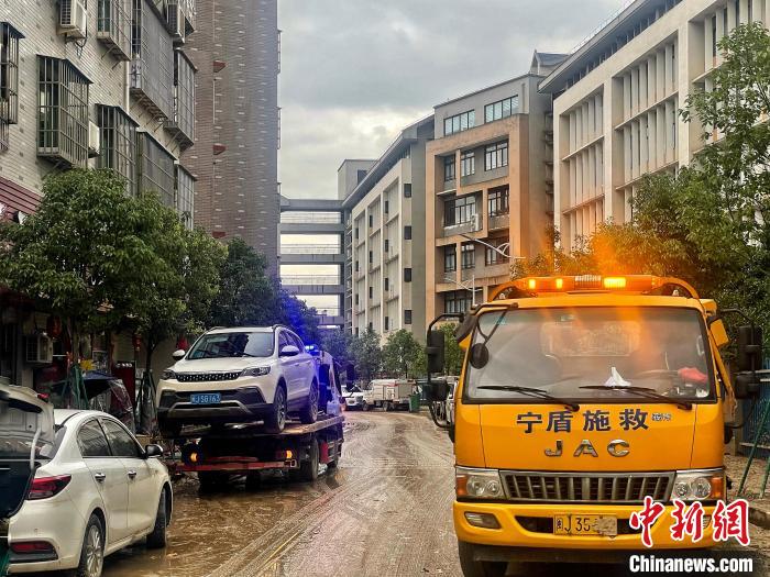 福建宁德一砂锅米线店积水退去受灾群众开始重建家园(图4)