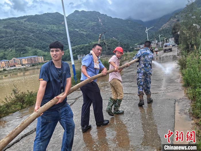 福建宁德一砂锅米线店积水退去受灾群众开始重建家园(图7)