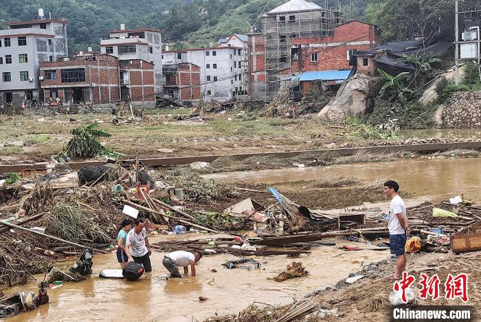 福建宁德一砂锅米线店积水退去受灾群众开始重建家园(图8)