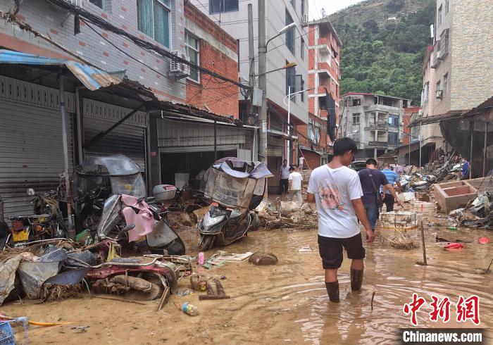 福建宁德一砂锅米线店积水退去受灾群众开始重建家园(图9)