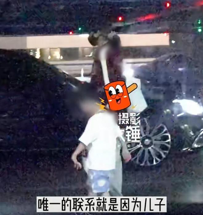 一家三口同框母子俩一起上了车(图3)