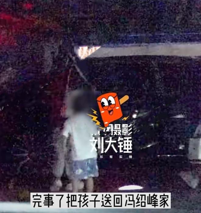 一家三口同框母子俩一起上了车(图5)