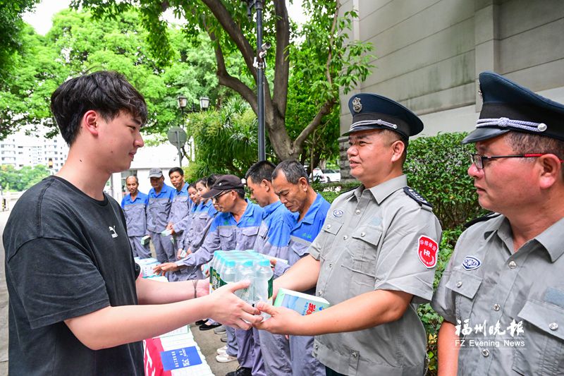 “爱心茶摊”送出定制版小风扇 首批送给乌山支路环卫工人、保安(图1)