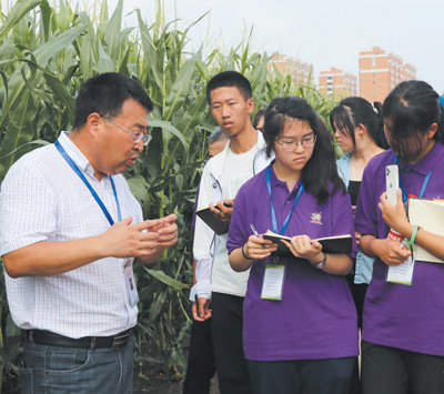 北京景山学校学生余照仪在草原上采集实验数据(图2)