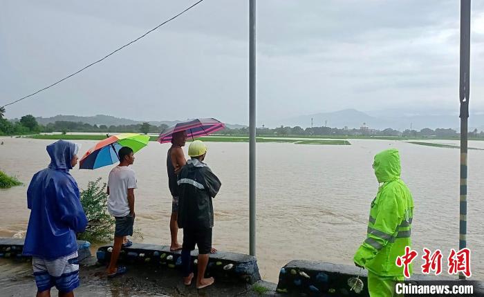 菲多地连日遭遇强降雨引发洪水山体滑坡致2死1伤(图1)