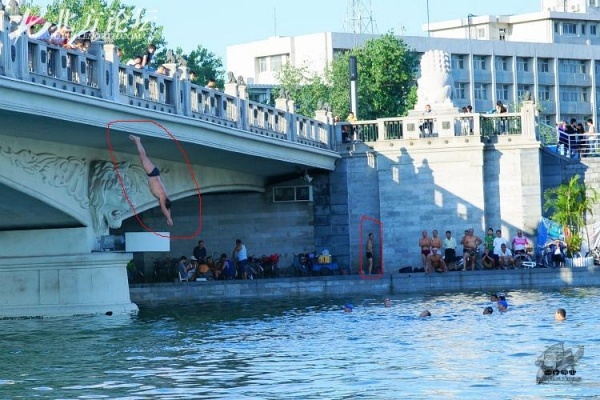 跳水大爷跳出“8A景区”堵还是疏?(图2)