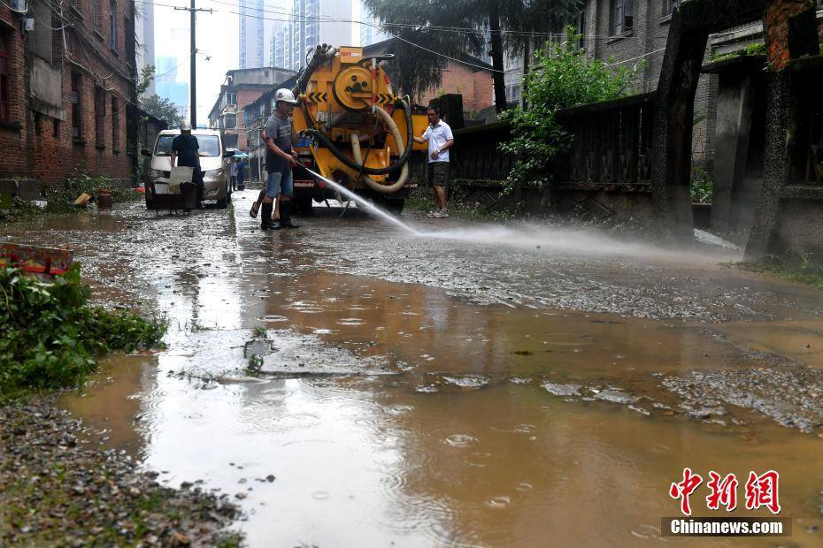 福州遭遇暴雨大暴雨袭击部分地区出现内涝(图2)