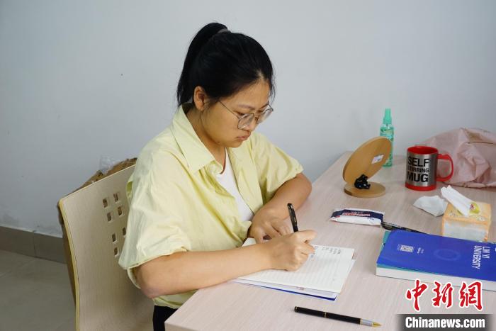 江西“无腿女孩”蒋张子怡：对大学生活充满期待(图2)