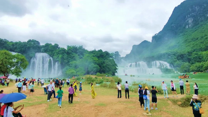 中越跨境旅游首发团从中国德天和越南板约启程