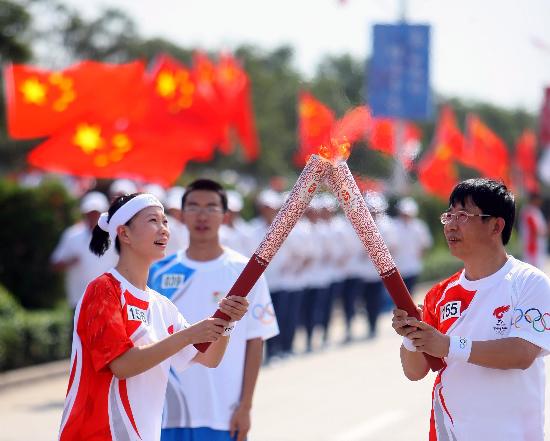 亚运会火炬传递杭州站收火仪式在奥体中心西广场举行