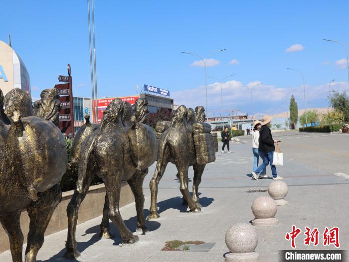 中新社记者薄雯雯“乌鲁木齐是中国西部一颗璀璨的明珠”(图1)