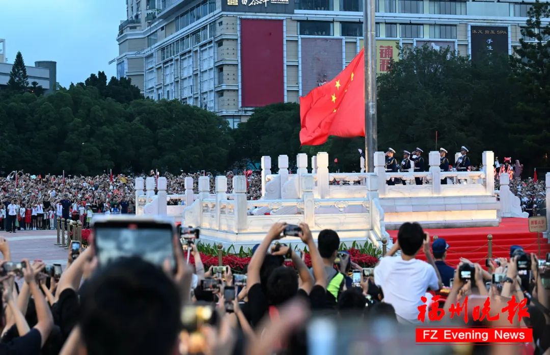 深情告白！五一广场国庆升国旗仪式今晨举行！现场人从众……