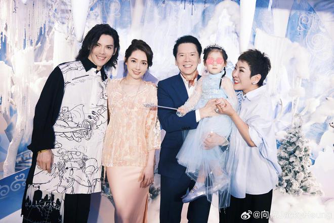 郭碧婷为3岁女儿庆生，祖孙三代来得整整齐齐(图2)