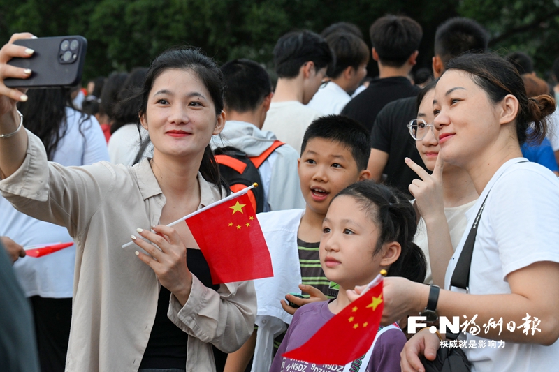 福州五一广场举行升旗仪式 数万市民齐看国旗冉冉升起(图3)