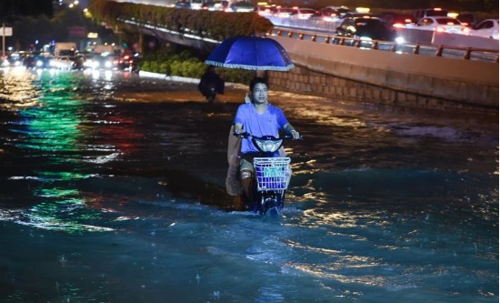 福建各地紧急撤离渔民群众部署防汛、疏导交通等工作