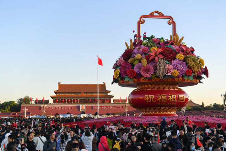 “中国红”与“民族风”相映成景