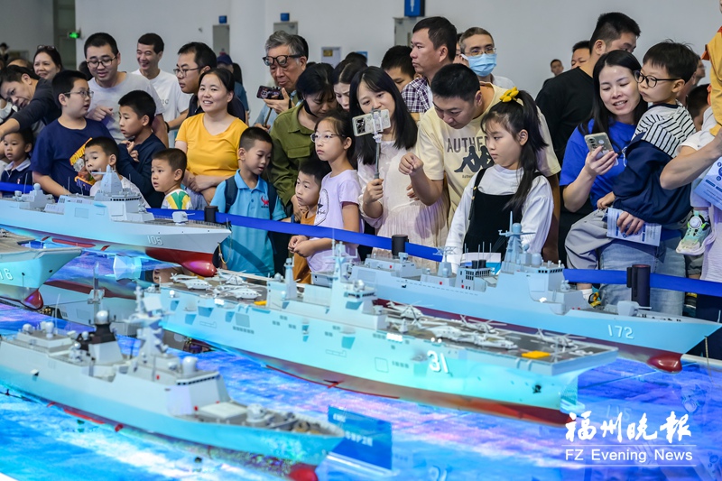 周末观众携家带口来打卡 海装展成了“航海嘉年华”