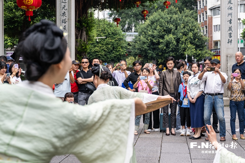 “古厝推荐官”杨澜重回三坊七巷： “福州是个常来常新的宝藏城市”(图1)