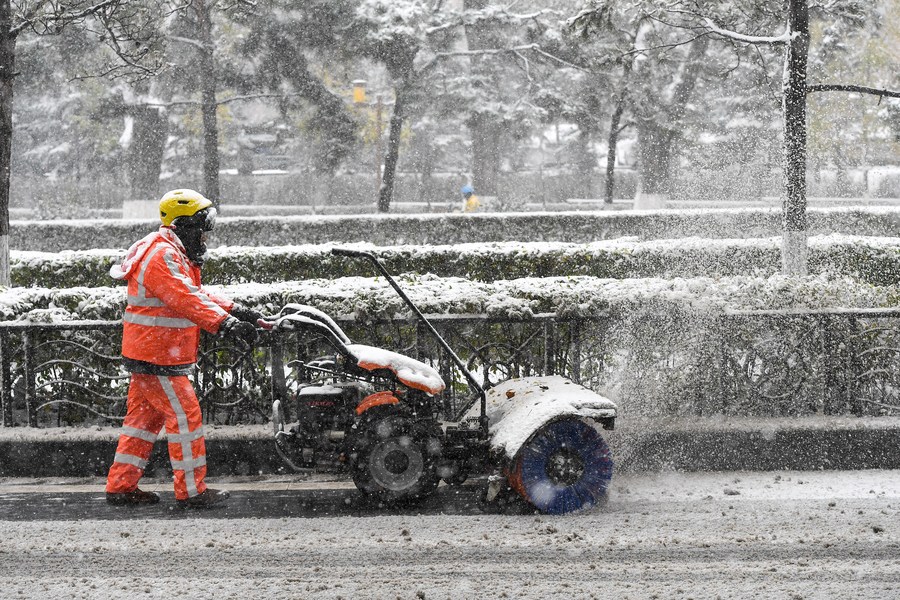中国东北多地雨雪交加拉开今冬首场大范围雨雪天气