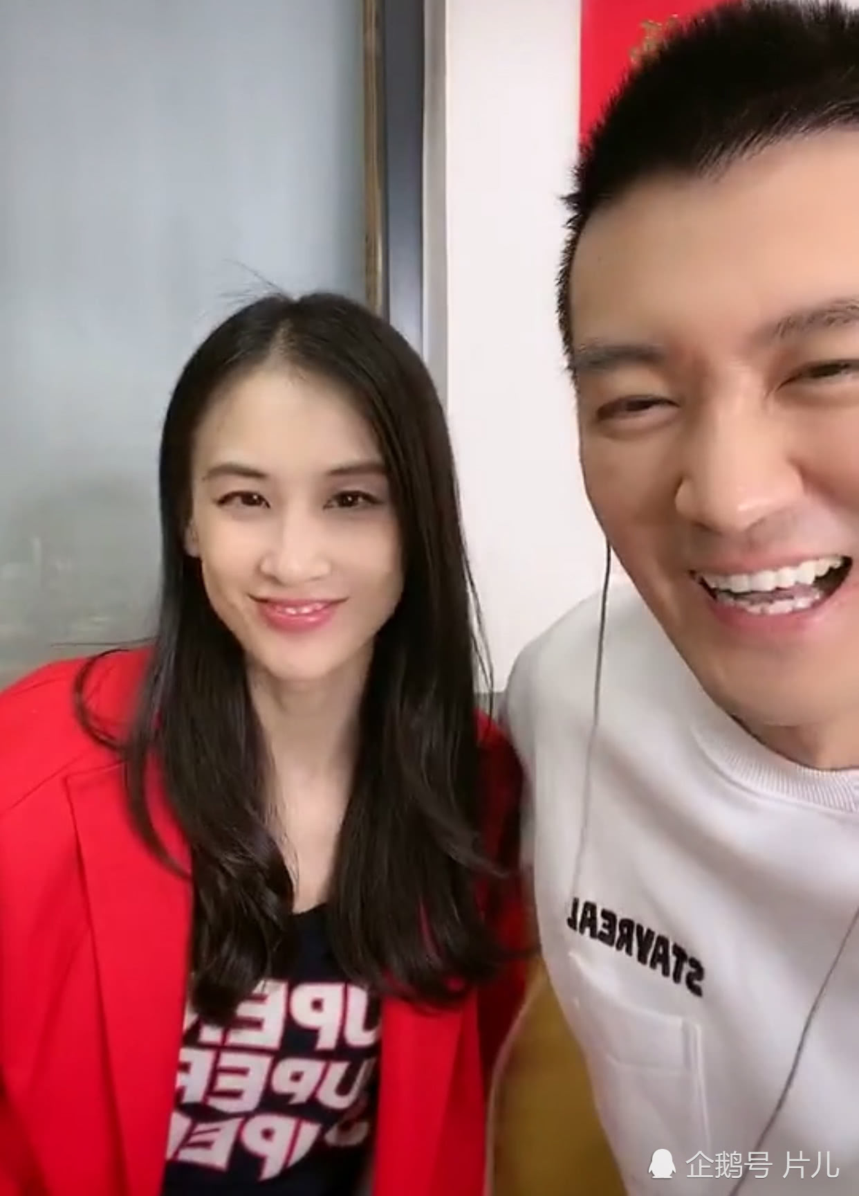 48岁的杨子蓄起胡子，头发不知道是故意染的
