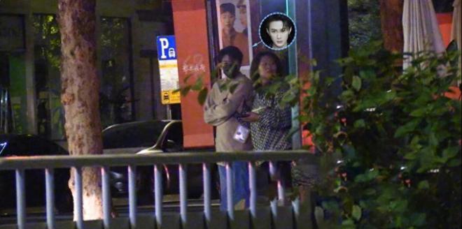 娱记曝檀健次醉酒后搂女生举止亲昵惹争议