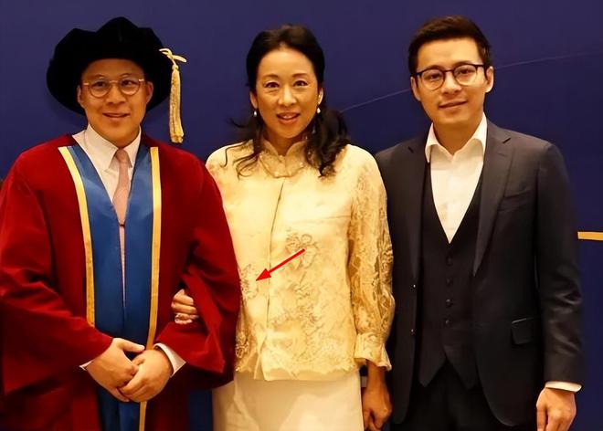 朱玲玲陪儿子霍启刚领取香港大学颁授荣誉奖(图3)