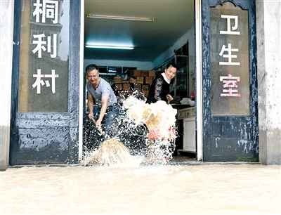 河北保定涿州灾后重建已过百日基层工作者种菜农民