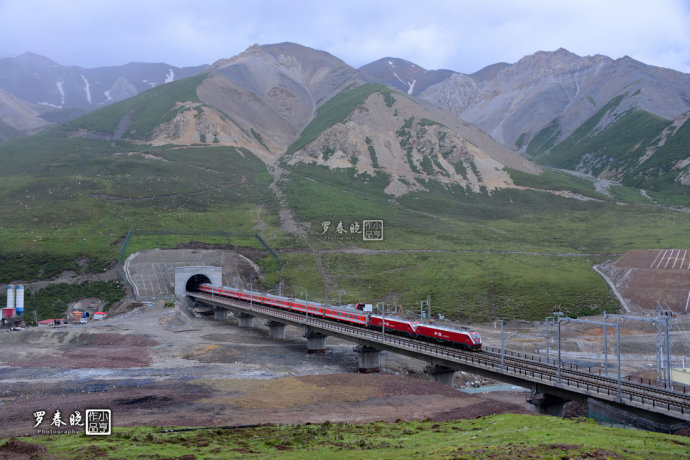 九年建设，滇藏铁路丽香段开通在即——香格里拉要通火车了(图2)
