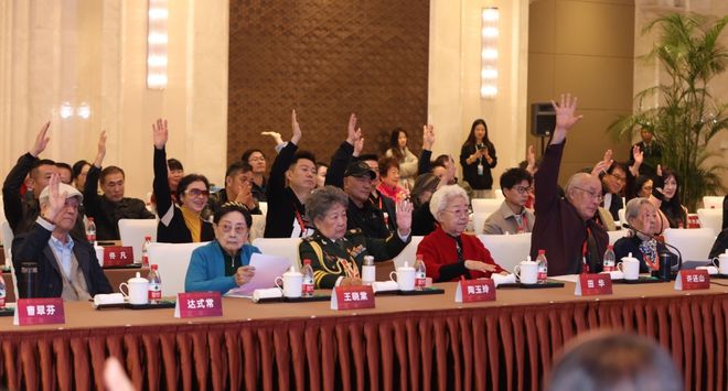 67岁的陈宝国精神抖擞，坐在第一排的C位