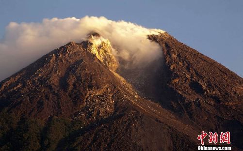 印尼火山喷发已发现至少11人遇难救援人员仍下落不明