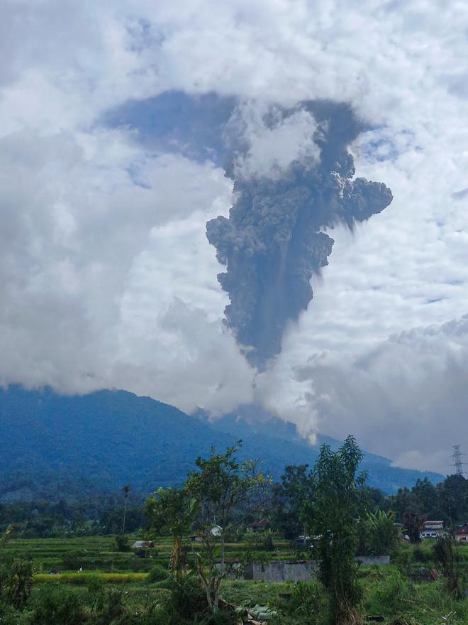 印尼马拉皮火山喷发遇难者人数目前已增至22人(图1)