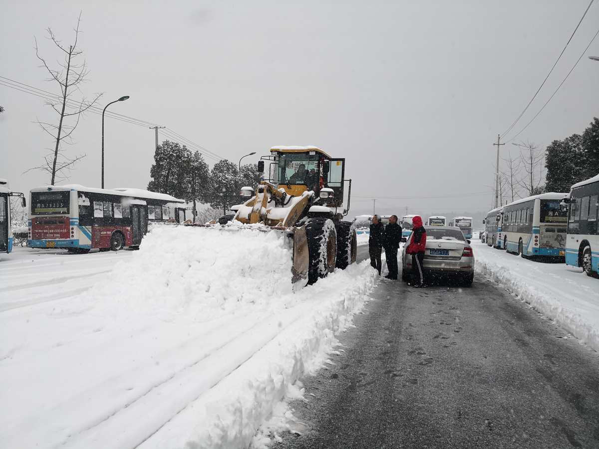 北京市备勤7.3万人随时准备投入力量开展除雪作业(图1)