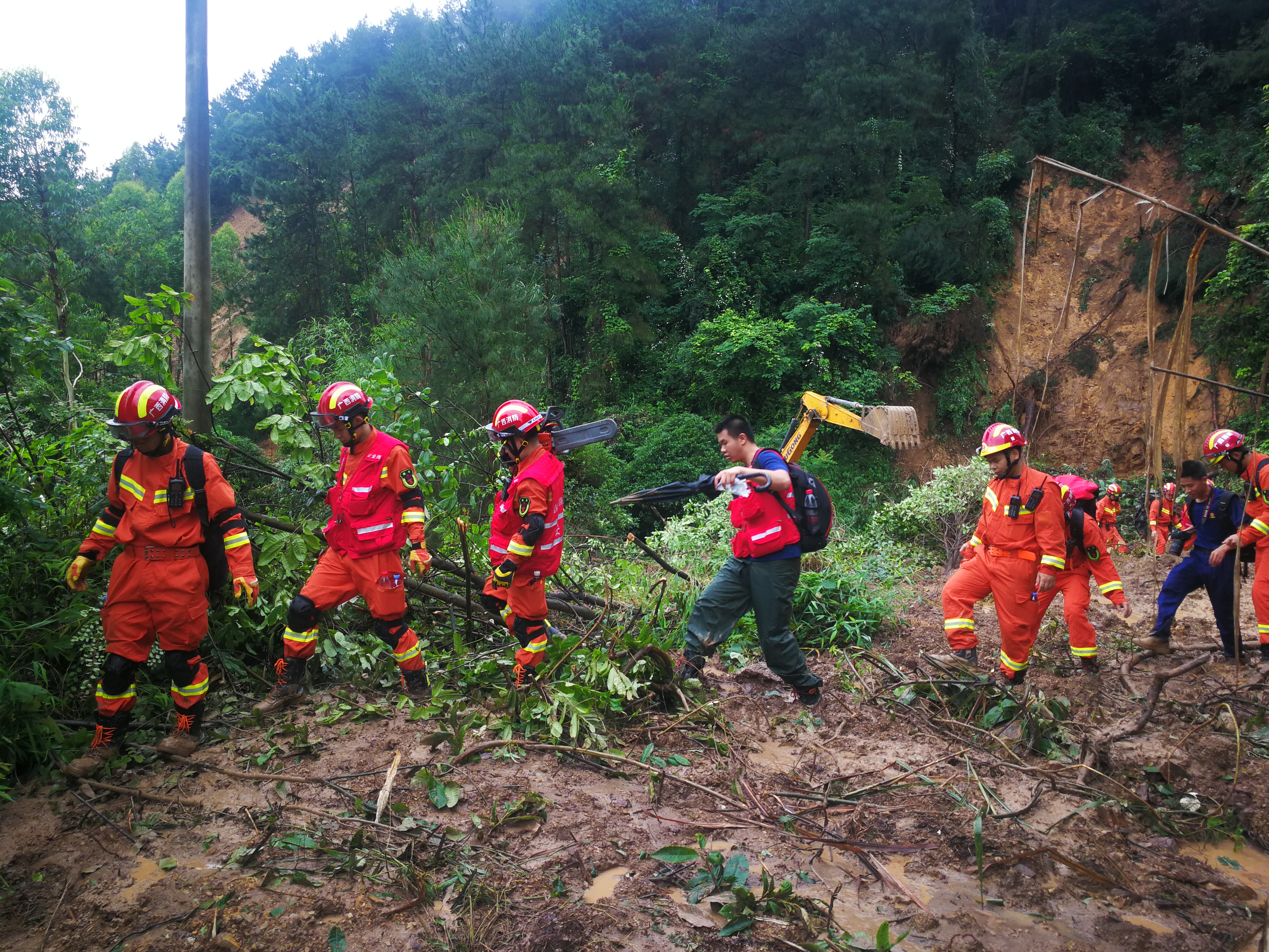 甘肃临夏州积石山县发生6.2级地震村民被埋被困(图1)