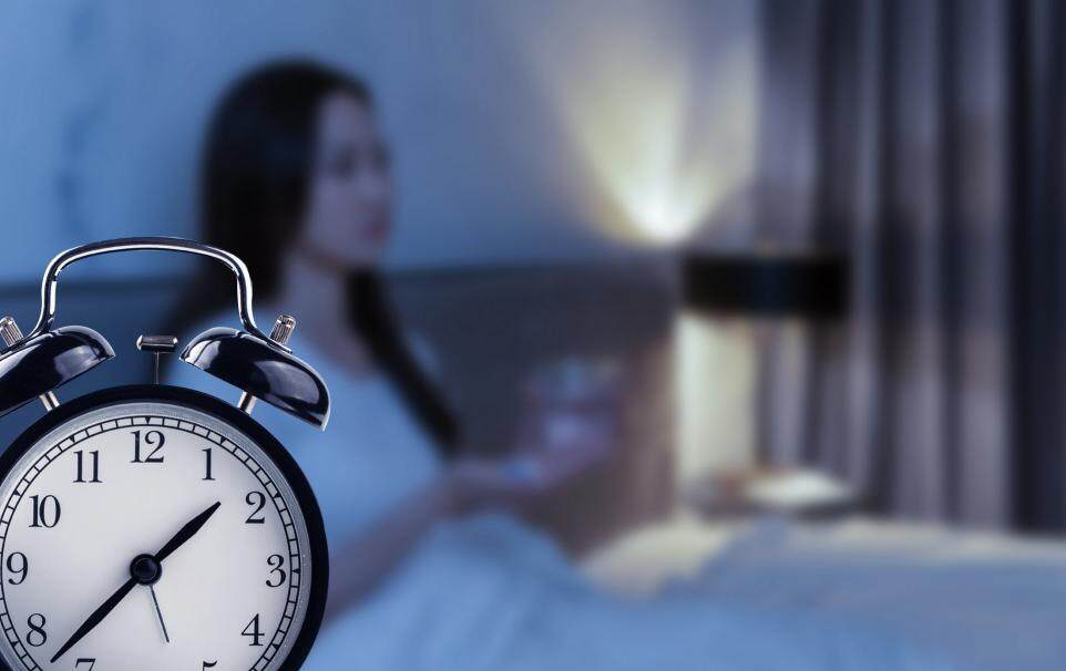 长期熬夜会加剧皮肤衰老业内人士建议培育睡眠习惯