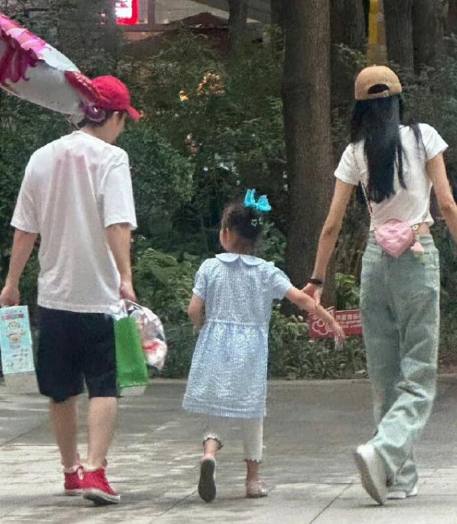 离婚后合体带女儿游香港迪士尼，吴倩张雨剑首次合体