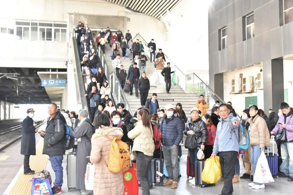 元旦假日客流持续高峰 福州火车站多措并举确保出行顺畅