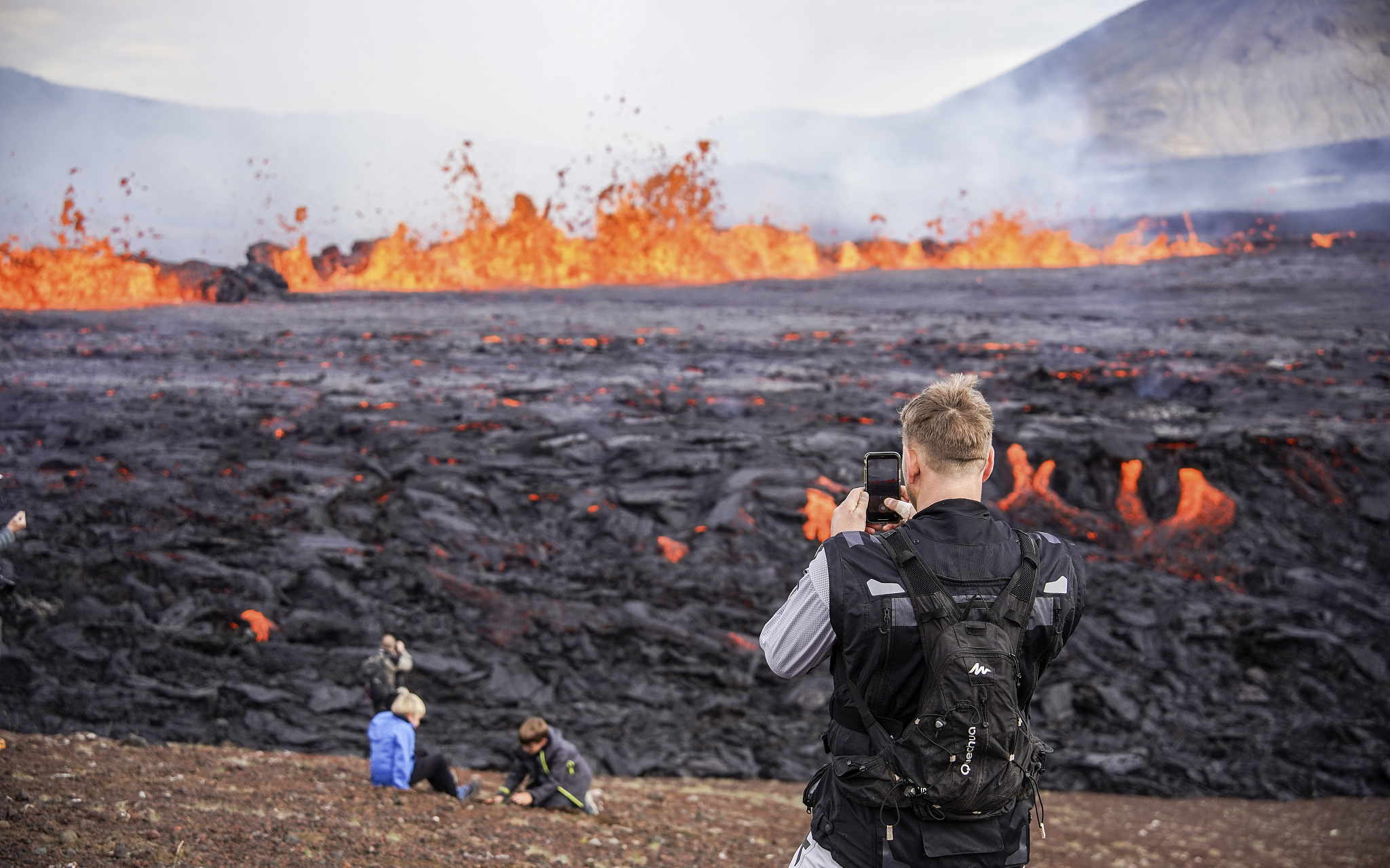 冰岛发生火山喷发两年内第五次居民被疏散(图2)