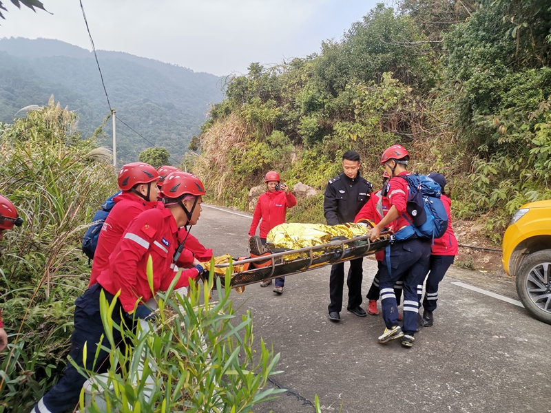 马尾公安联合福建登山协会山地救援队紧急救助一名被困群众