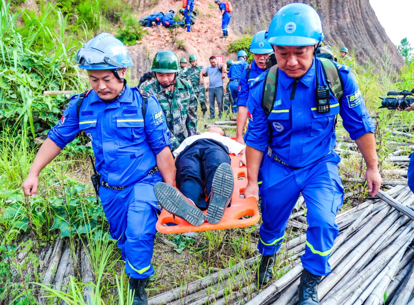 云南镇雄山体滑坡已致18户47人被掩埋(图2)