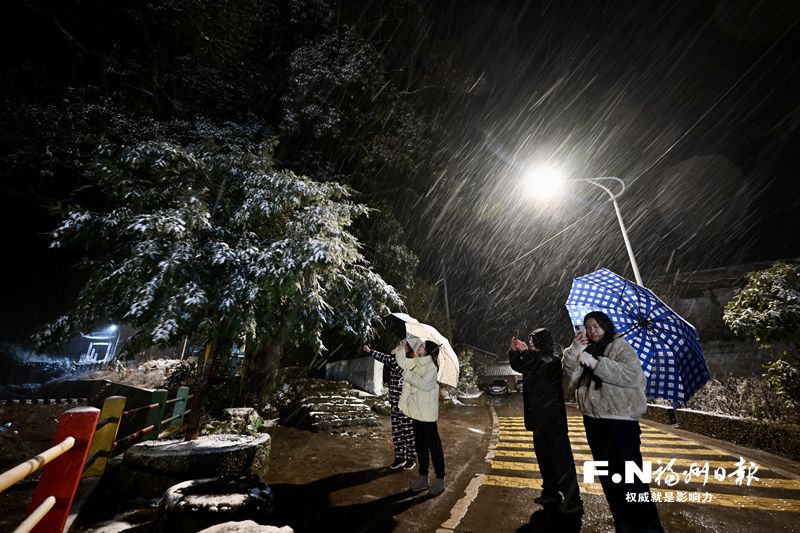 福州多地迎来今年首场降雪 市民连夜“追雪”网络直播火热