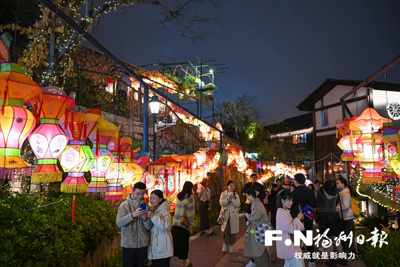 烟台山周边景区“花式”迎龙年(图1)