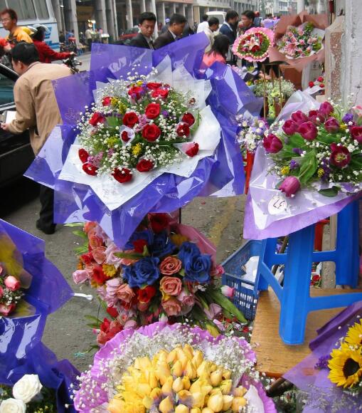 鲜花消费日常化中国年轻人把春天“带回家”