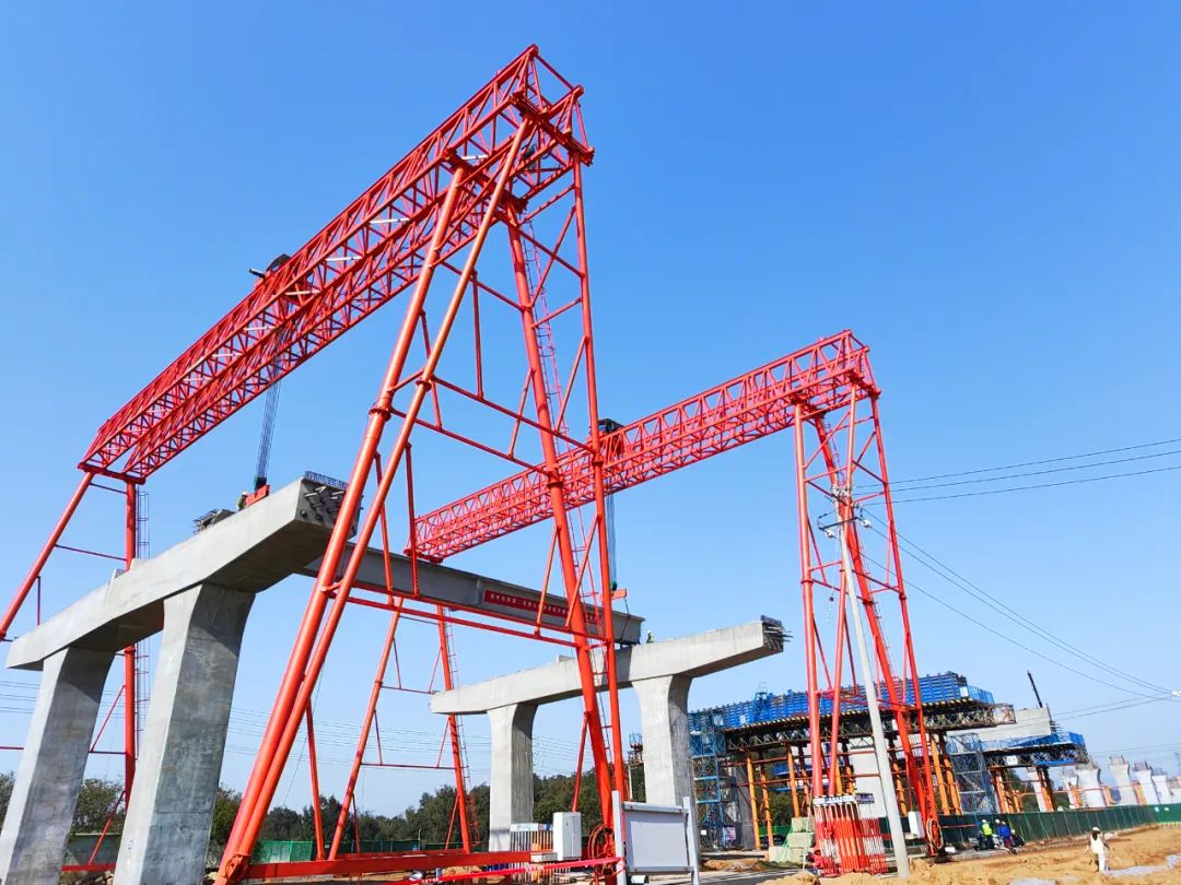 福州机场第二高速公路项目首片预制箱梁成功架设