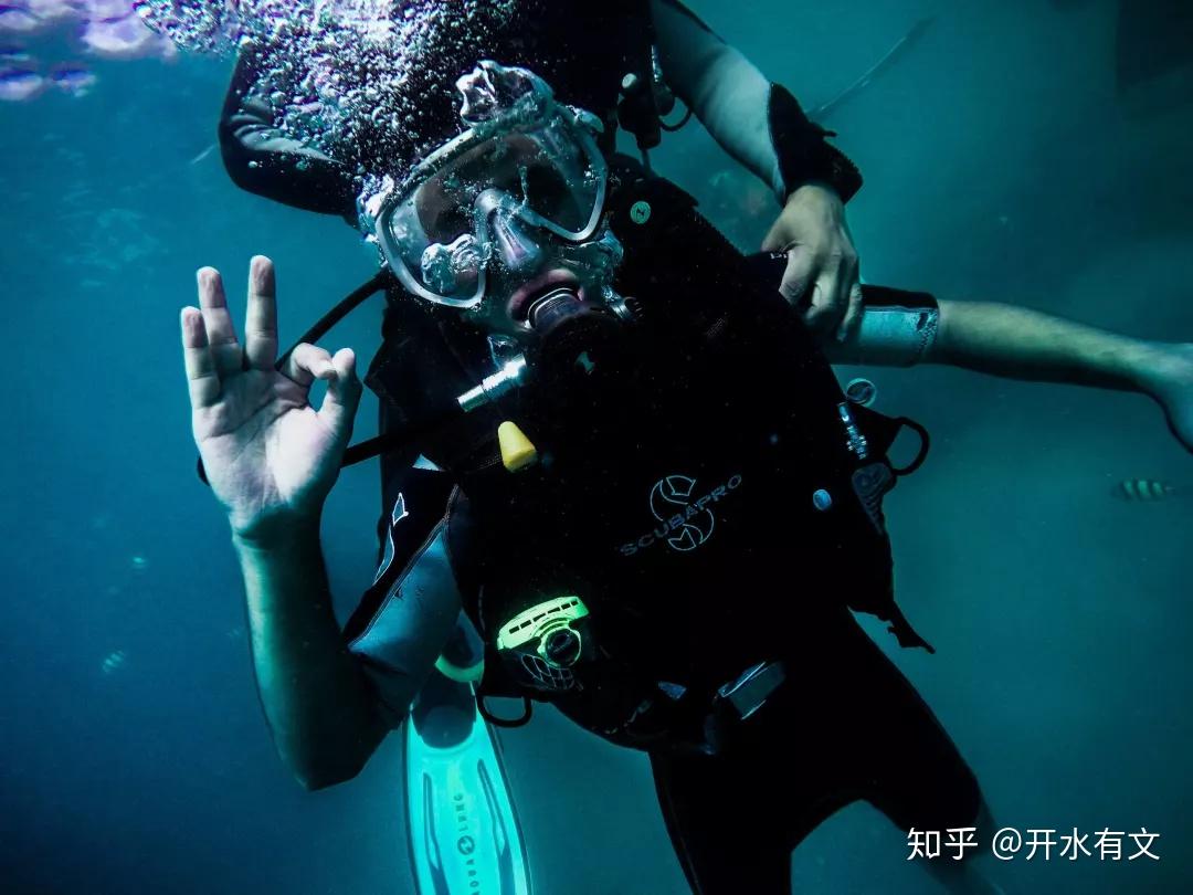 长江重庆段某开放水域水雾缭绕波浪迭起