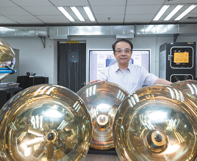 中国科学院高能物理研究所所长王贻芳在光电倍增管实验室