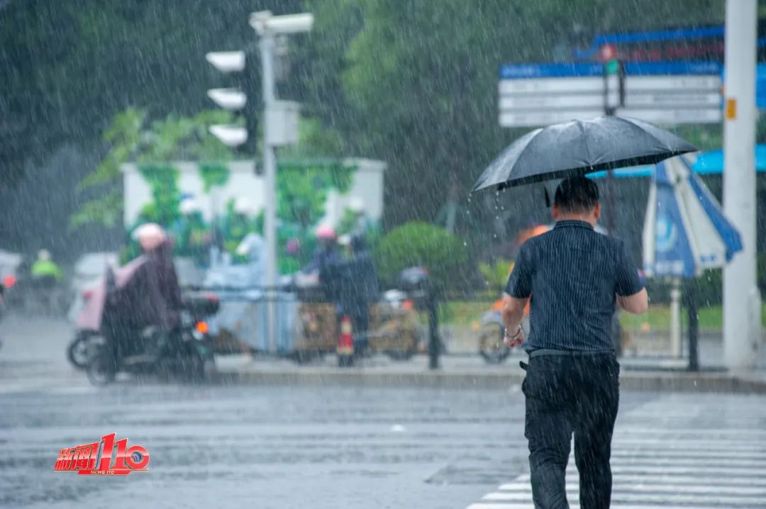 34条预警连发！雷电+暴雨即将杀到！福州这些区域做好准备……(图1)