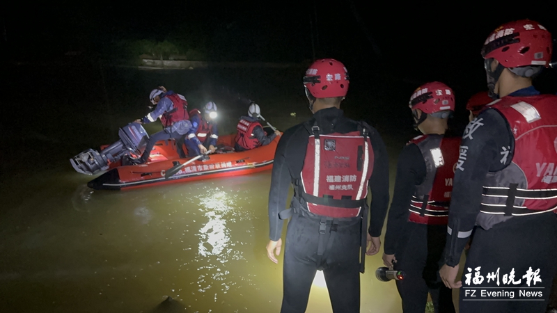 暴雨淹没山村小桥采摘人员被困枇杷园 橡皮艇出动连夜救出6名村民